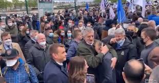 Dans son dernier ouvrage, eric zemmour propose une vision personnelle de l'histoire de france. Jean Lassalle Sur Son Accolade A Eric Zemmour Je Ne L Ai Pas Fait Expres Puremedias