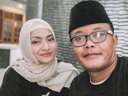 Sepakbola · otomotif · travel · food · health · wolipop · detikx · 20detik · foto. Sule Belum Kenalkan Nathalie Holscher Ke Rizky Febian Masih Pajang Foto Lina Di Rumah