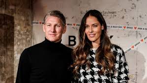Bei der em 2016 trat bastian schweinsteiger noch einmal auf der großen fußballbühne auf. Bastian Schweinsteiger Und Ana Ivanovic Sprechen Uber Mode Der Spiegel