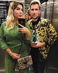 Izet je njihovu spavaću sobu ukrasio crvenim balonima i ružinim laticama, a onda joj priredio. Pratilje Upoznajte Supruge Igraca Dinama Lejla Izeta Hajrovica Je Prva Zvijezda Radio Sarajevo