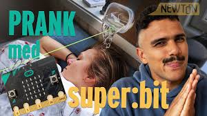 Dennis lurer kjæresten!