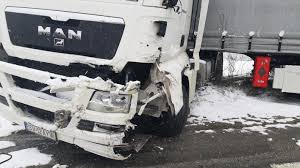 Conform isu suceava, în urma impactului violent, două persoane din mașină au fost grav rănite. Vremea Rea Face PrÄƒpÄƒd Accident Rutier In Pasul TihuÈ›a DouÄƒ Tir Uri S Au Izbit Puternic Din Cauza ZÄƒpezii Impact