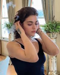 کون ریحانه پارسا