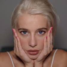 Nel 2016 la modella, con un post su facebook, faceva gli auguri ai genitori per i loro 36 anni di matrimonio, quindi sposati nel 1980. Clizia Incorvaia Biografia Eta Altezza Peso Figli Marito Tatuaggi E Vita Privata Spettegolando