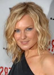 laura allen tousled curly hairstyle for medium length hair styles weekly frisuren schulterlang frisuren haarschnitt