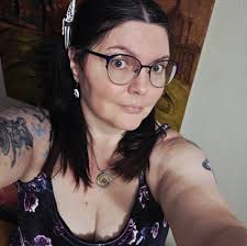 Fans tuning into the 2025 US Open caught a sweet moment between Bobby Flay  and his girlfriend, Brooke Williamson. See the reactions to their viral  courtside kiss here: bit.ly/4p5AcT3 (📸: John Nacion/Getty)