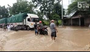 Maybe you would like to learn more about one of these? Jalan Nasional Di Jombang Tergenang Banjir Beritajatim Com