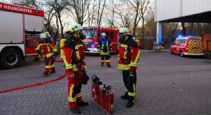 In diesen einsätzen zeigte sich auch immer wieder die gute zusammenarbeit zwischen den freiwilligen feuerwehren und der berufsfeuerwehr der stadt neumünster. Berufsfeuerwehr Neumunster Twitterren Zwei Einsatze Gleichzeitig Feuer Im Mobelhaus In Wittorf Schornsteinbrand In Tungendorf Im Einsatz Waren Die Bf Neumunster Ff Wittorf Gadeland Tungendorf Dorf Tungendorf Stadt Sowie Der