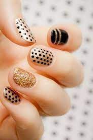 Uñas negras con toques dorados yo amo los zapatos. Pin En Unas