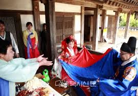 Korean Traditional Wedding Blessings From Parents Throwing Chestnuts On To Silk Blanket Traditional Wedding Korean Wedding American Wedding