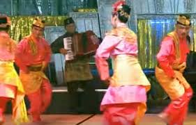 Tari tunggal adalah tarian yang dibawakan atau dimainkan oleh seorang penari, atau duaorang tetapi secara bergantian, tarian ini biasanya menggambarkan watak seseorang tokoh ataupun seekor binatang.tari tunggal (solo) dipahami sebagai tarian yang dibawakan oleh seorang penari. Seni Tari Berpasangan Dan Berkelompok Mikirbae Com