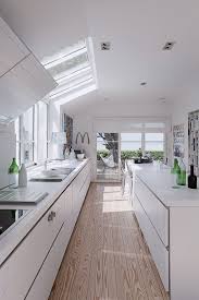 Une Cuisine Blanche Tout En Longueur Cuisine Moderne Meuble Cuisine Cuisine Blanche