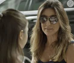 Foto: Dulce (Monique Curi) tenta sequestrar Bia (Melissa Nóbrega), mas Beto  (João Baldasserini) a impede, na novela 'Haja Coração'