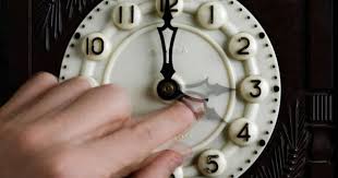 Modificarea orei se va face în noaptea de 27 spre 28 martie 2021, când acele ceasornicelor vor în aceste condiții, 28 martie va fi cea mai scurtă zi din acest an, având 23 de ore, și, respectiv, vom „dormi și mai puțin. Parlamentul European A Votat In Favoarea RenunÅ£Äƒrii La Ora De VarÄƒ Din 2021