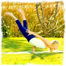 Peacock Pose Yoga Pozlari