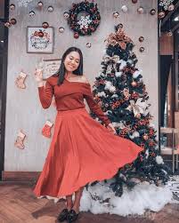 Kelebihan yang dimiliki oleh kain satin adalah kain terlihat berkilau saat digunakan, sehingga orang yang menggunakan terlihat mewah dan glamor. Tampil Lebih Percaya Diri Coba 6 Inspirasi Padu Padan Bawahan Warna Merah Ini