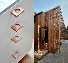 Pergola Aus Holz Bietet Sonnenschutz Fur Reichlich Verglasten Hausanbau In Australien Pergola Holz Modernes Holzhaus Pergola Bauen