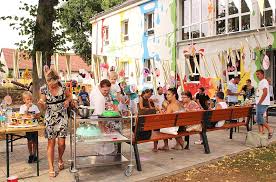 Das wasser mein name ist christoph gera, ich bin raumkünstler und bühnenbildner und ich wurde von ina kindergarten eingeladen, gemeinsam mit den erziehenden und den kindern der kita fluvig in berlin den garten neu zu gestalten. Teltow Kita Garten Wurde Zum Spielparadies