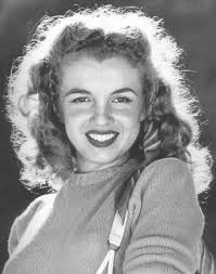 Marilyn Monroe By Andre De Dienes With Images Marilyn Monroe Photos Norma Jean Marilyn Monroe Young Marilyn Monroe