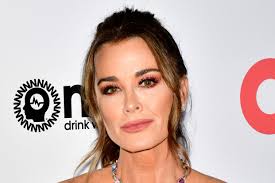 Kyle Richards' Flower-Filled Backyard Is So Stunning in the Springtime  (PICS)