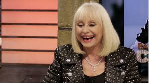 La noticia fue confirmada por sergio japino, quien fue su la cantante, actriz y presentadora italiana raffaella carrà murió este lunes a los 78 años, informaron medios italianos. Rdh7abbsfyw80m
