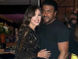 ياسمين عبد العزيز وابنائها وزوجها وشقيقها الفنان المشهور. ÙŠØ§Ø³Ù…ÙŠÙ† Ø¹Ø¨Ø¯ Ø§Ù„Ø¹Ø²ÙŠØ² ØªØ®ØªØ§Ø± Ø²ÙˆØ¬Ù‡Ø§ Ø£Ø­Ù…Ø¯ Ø§Ù„Ø¹ÙˆØ¶ÙŠ Ù„Ù…Ø´Ø§Ø±ÙƒØªÙ‡Ø§ Ø§Ù„Ø¨Ø·ÙˆÙ„Ø© ÙÙŠ Ù…Ø³Ù„Ø³Ù„Ù‡Ø§ Ø§Ù„Ø¬Ø¯ÙŠØ¯ Mada Post Ù…Ø¯Ù‰ Ø¨ÙˆØ³Øª