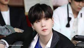 Schau dir unsere auswahl an bts suga an, um die tollsten einzigartigen oder spezialgefertigten, handgemachten stücke aus unseren shops zu finden. Bts Member Suga Is Back With The Group After Recovering From His Shoulder Surgery