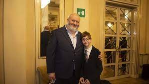 Francesco menegatti, il figlio di carla fracci da questa bellissima storia d'amore è nato il figlio francesco menegatti, classe 1969. Eksqslwulnfl3m