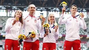 Około południa czasu lokalnego, czyli 5 nad ranem w polsce, złota sztafeta mieszana 4x400 m uczestniczyła w ceremonii medalowej na stadionie olimpijskim w tokio. Ayaxupwir5hitm