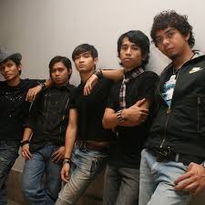 Keunggulan cinta dari sinar mata yang bergelora hati ditaman berbunga satu impian satu harapan sudah pasti ada sebaliknya satu rahsia. 6ixth Sense Dari Hati Lyrics Musixmatch