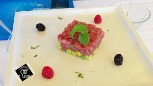 La tartare di tonno più diffusa in italia è quella che prevede l'uso degli agrumi. Chef In Cucina Tartare Di Tonno Con Avocado Youtube