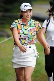 渋野日向子 １打差２位スタート カラフルウエアでリゾートコース意識 ゴルフ デイリースポーツ online 女子 プロ ゴルフ 女子プロゴルファー 女子ゴルフ