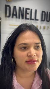 Sus nervios y el miedo a quedar diferente la hicieron dudar, sin embargo  llegó y con paciencia hicimos su diseño y una explicación detallada. Ella  trajo un par de fotos para mostrar lo que le gustaría ...