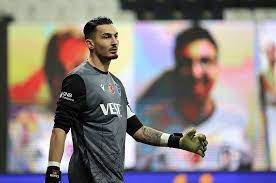 24 yaşındaki futbolcu küçük yaşlarda ailesiyle birlikte antalya'dan i̇stanbul'a yerleşti. Ugurcan Cakir Icin 15 Milyon Euro Ntvspor Net