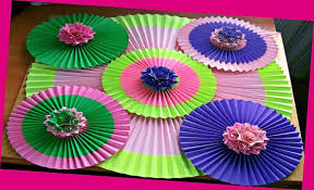 что можно сделать из цветной бумаги на новый год Ukrashaem Dom Komnatu Svoimi Rukami Na Novyj God Kak Sdelat Origami Veer Iz Bumagi Diy Room Decor Rozhdestvenskie Ukrasheniya Svoimi Rukami Bumazhnye Veery Idei Dlya Podelok