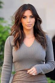 Kim Kardashian Ist Wieder Brunett Fur Die Hochzeit Einfache Frisuren Mittellang Kim Kardashian Haare Stufenschnitt Mittellang