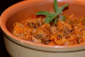 Le cipolle devono, a poco a poco , diventare fine finie e velate,aggiungere del concentrato di pomodoro e farle cuocere piano piano. Florencecity Rivista Fiorentina Il Lesso Rifatto