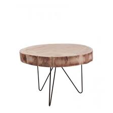 table basse composes de pieds en metal noir et d un plateau en rondin de bois une table natur table d appoint en bois table basse ronde bois table basse ronde