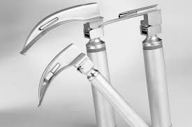 Direkt laringoskopi (genellikle) hasta sırt üstü yatarken yapılır; Laringoskop Akademi Tibbi Aletler Ltd Sti