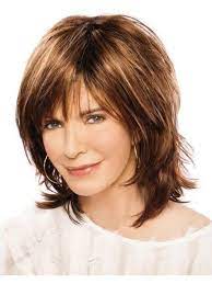 Coupe de cheveux avec frange pour les femmes. Coiffure Femme 50 Ans Avec Lunettes