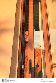 Nackter Mann steht in der Balkontür und genießt mit geschlossenen Augen die  Morgensonne - ein lizenzfreies Stock Foto von Photocase