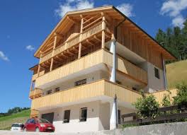 La nostra casa si trova in una zona quieta di la villa, vicino agli impianti di risalita più importanti del sellaronda. Apartments In San Cassiano Alta Badia Apartment Rent