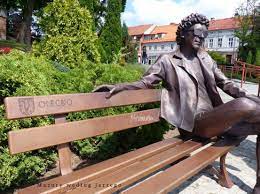 Maybe you would like to learn more about one of these? Od Wczoraj 20 Lipca 2018 Roku Panas Siedzi Janusz Panasewicz Siedzi W Olecku Na Jednym Z Najwiekszych Placow Rynkowych W Europie Wedlug Mojej Subiektywnej Oceny To Nie Jest Pomnik Muzyka To