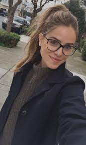 Prima Frisur Kurz Bob Pony Brille Frisuren Mit Und Elegant Charmant Informationen Jpg Damen Style Brille Tragen Pullover Wetter Mode Brillen