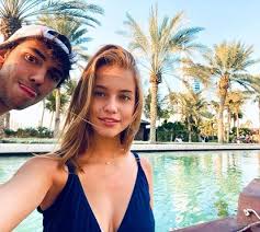 Margarida corceiro partilhou um conjunto de fotos suas em biquíni e o namorado, o jogador joão félix, não resistiu a comentar. Casamento A Vista Margarida Corceiro E Joao Felix Constroem Casa De Luxo Nacional Flash