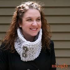 Free Crochet Pattern: Crossed Loops Cowl