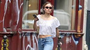 The lilyrosedepp community on reddit. Lassig Schick Hier Sieht Lily Rose Depp Aus Wie Ihre Mama Promiflash De