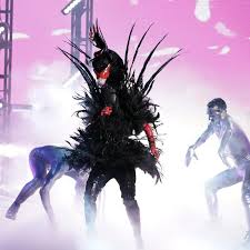 03.12.2021 · vanavond was het een extra spannende aflevering van 'the masked singer'. The Masked Singer Season 5 All The Clues About Black Swan S Identity And Who Fans Think It Is