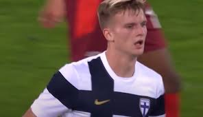 Jukka raitala met de pass, maar joel pohjanpalo staat buitenspel. Sy8txpjpuh Rgm