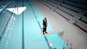 L Artiste Maurizio Cattelan Se Baigne Au Kremlin Bicetre Youtube
